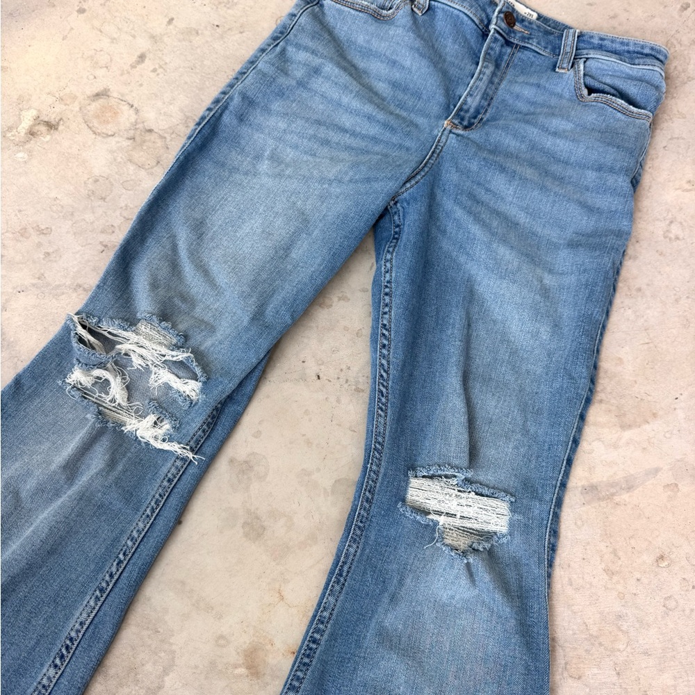Hollister Distressed Curvy High Rise Flare Size 8/29S - Picture 3 of 10